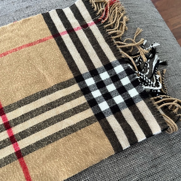 BURBERRY Cashmere Scarf - Picture 5 of 6